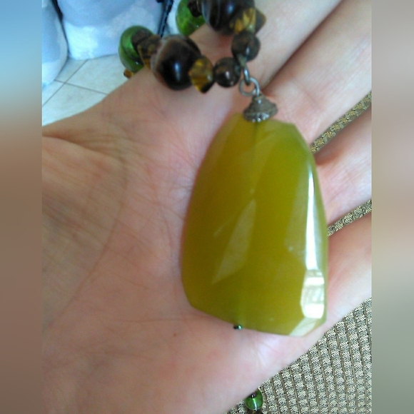 VINTAGE VERY LONG GLASS BEADED NECKLACE W/ LARGE GREEN DIAMOND CUT STONE - Picture 2 of 9